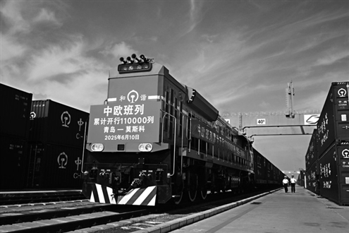 6月10日,在青岛胶州站,海关关员在现场监管中欧班列发车 新华社发